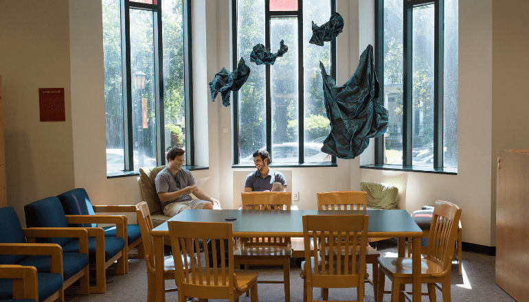 在线学生在洛约拉图书馆聚会.
